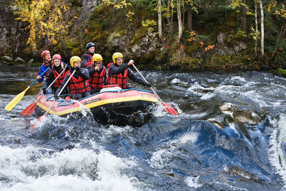 HaparandaTornio activityriver-rafting-autumn-colours-kitka-river-ruka-kuusamo © Salonki Travels